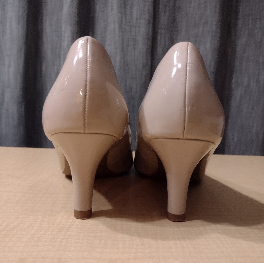 Classic Women's Patent Mid-Heel Pumps in Nude - Picture 7 of 13